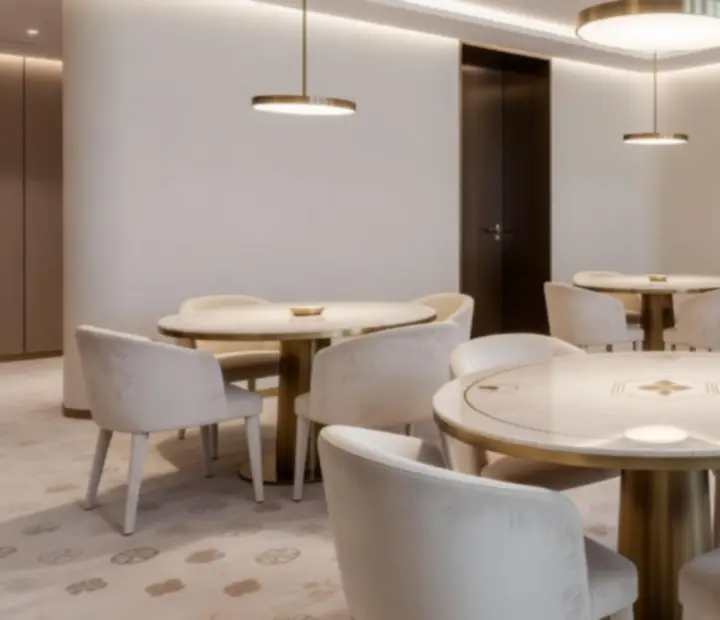 Decentní detaily v interiéru restaurace inspirované kasinovou atmosférou