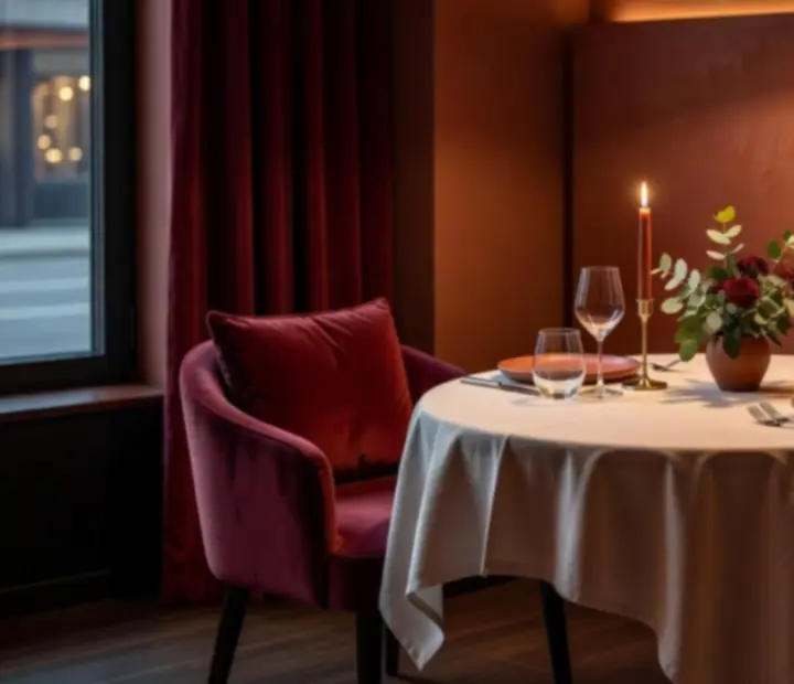 Intimní zákoutí restaurace připravené pro večerní menu